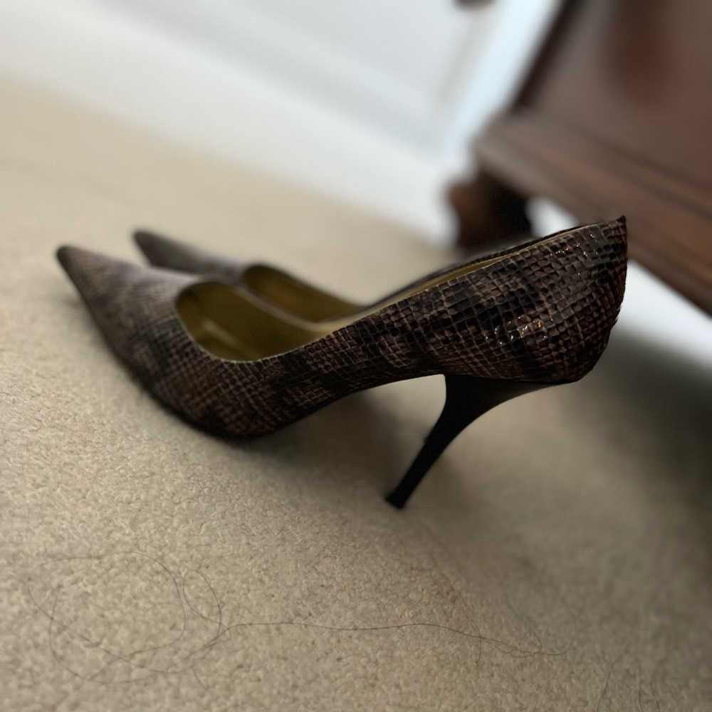 Size 8.5. Really pretty but a little big for me. Fake snake skin.
